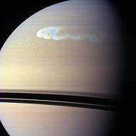 Tormenta peri&oacute;dica en Saturno