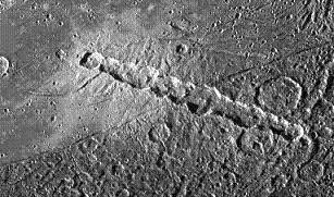 Hilera de Cráteres en la Luna